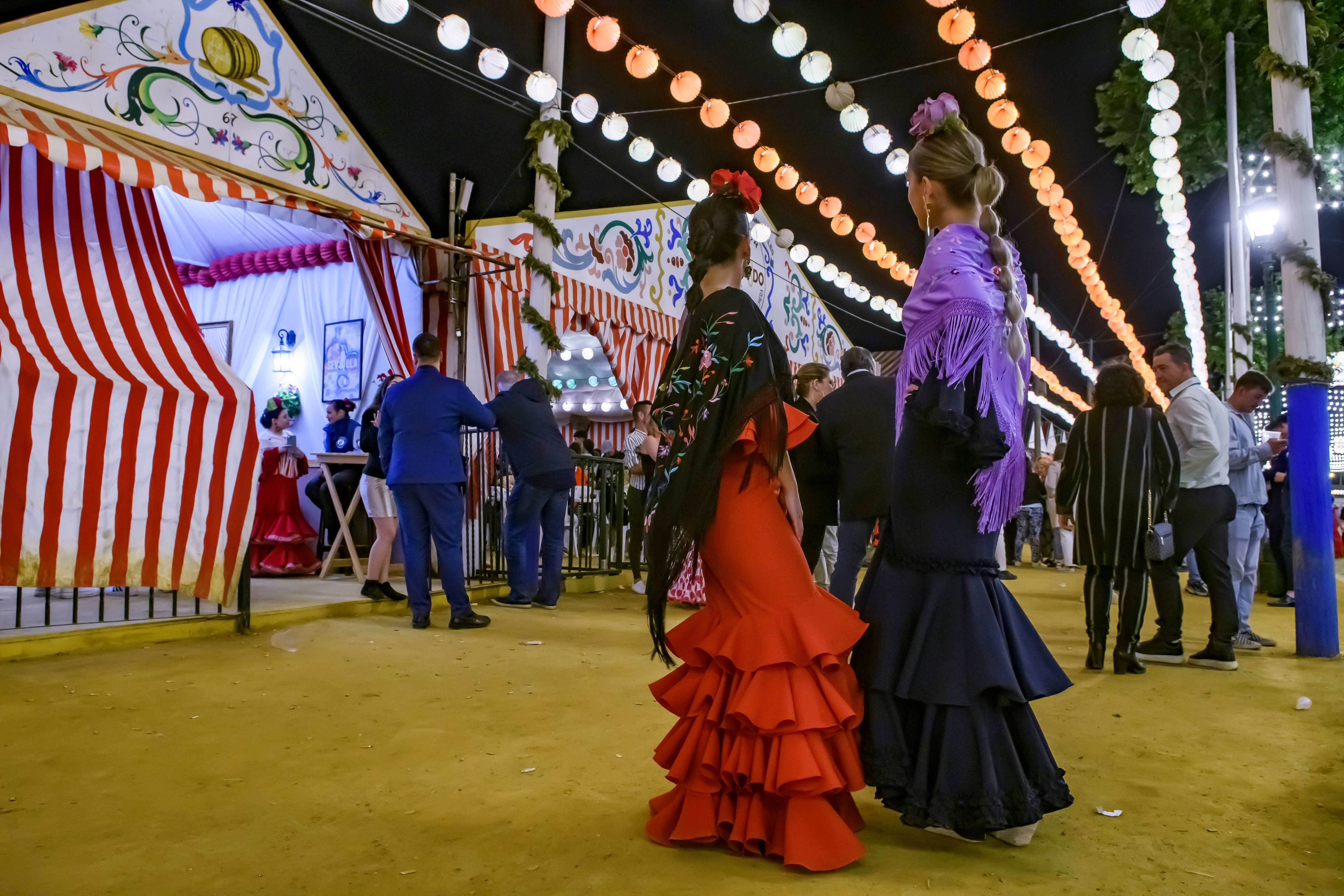 SEVILLA, 21/04/2024.- Ambiente en el Real de la Feria de Abril momentos antes de la clausura del evento con el apagado de las calles y Portada y la quema de los tradicionales fuegos artificiales, hoy sábado en Sevilla. EFE/ Raúl Caro.
