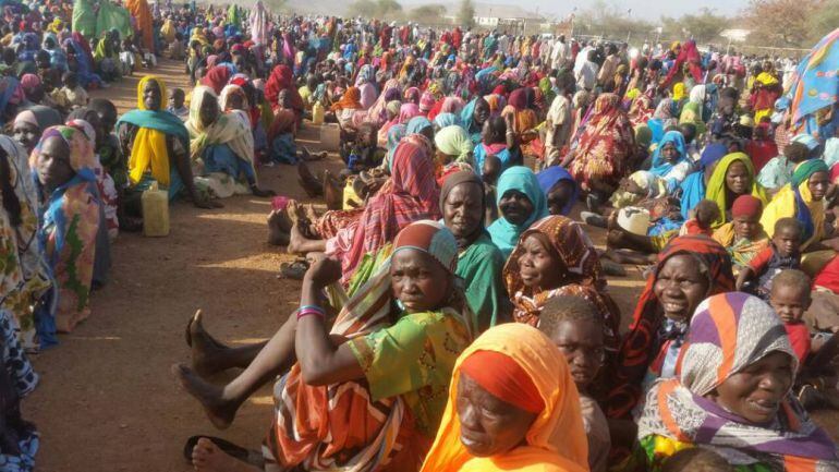 Miles de refugiados sudaneses huyen del conflicto armado que azota su país. 