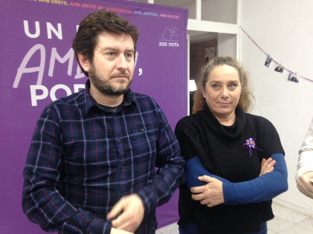 Viviana de Sans junto al lider regional de Podemos, Alberto Jarabo