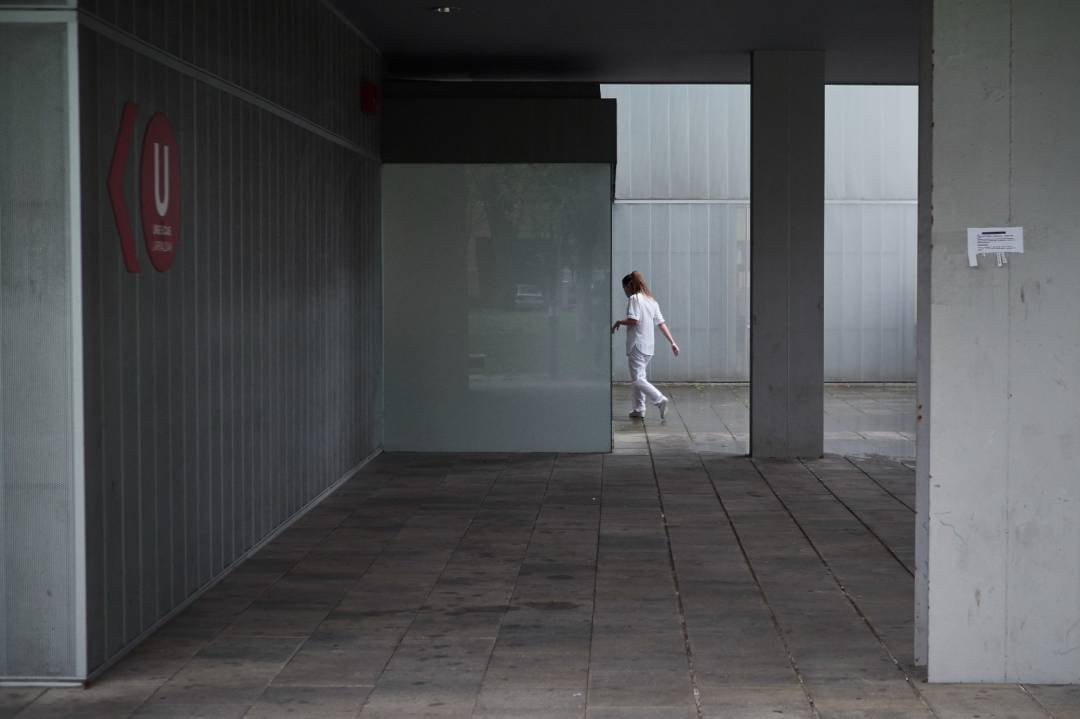 Una sanitaria regresa al trabajo después del homenaje recibido por los trabajadores del transporte público en el Hospital de Navarra durante el confinamiento impuesto por el Estado de Alarma provocado por el coronavirus, COVID19