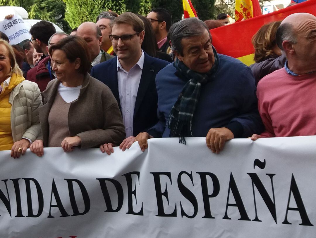 Carmen Moriyón, Adrián Pumares y Francisco Álvarez Cascos en una manifestación por la defensa de la unidad de España 