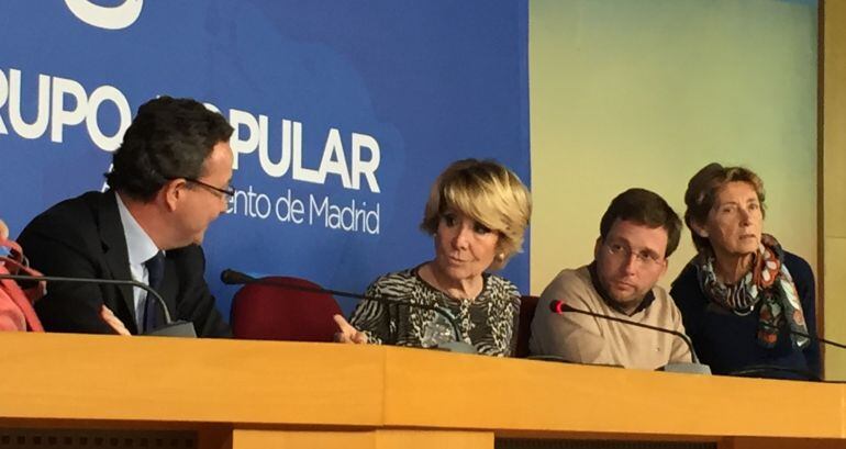 La portavoz del PP en el Ayuntamiento de Madrid, Esperanza Aguirre (c), durante su comparecencia de este jueves.