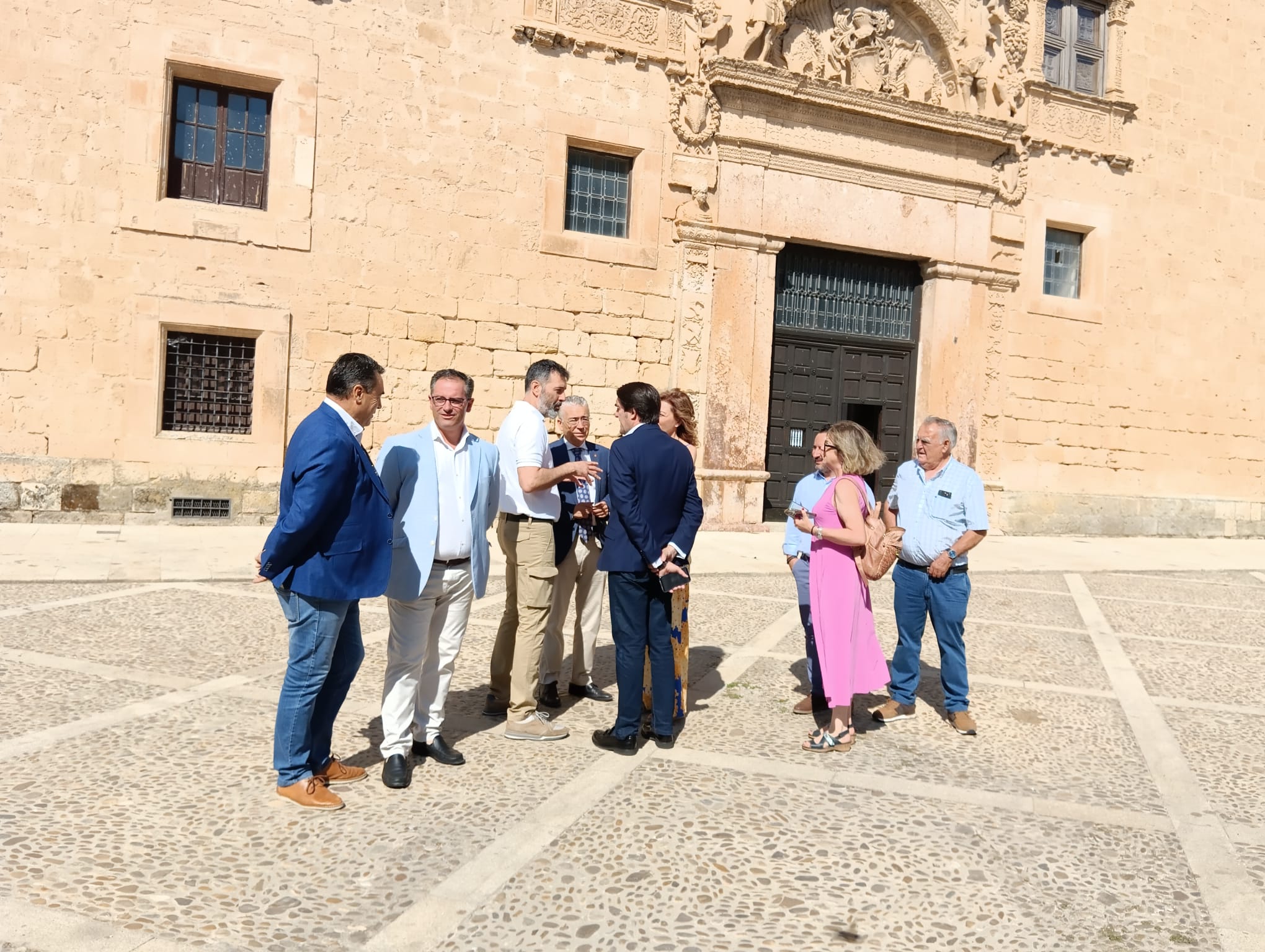 Las autoridades a la entrada del palacio