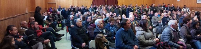 Vecinos asistentes a la reunión informativa celebrada el 10 de febrero