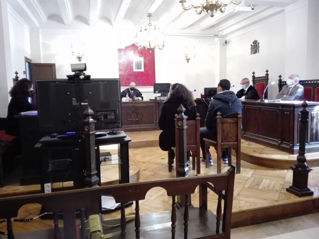 El acusado, junto a la intérprete de árabe, se somete a las preguntas de las partes actuantes en la vista oral celebrada en la Audiencia Provincial