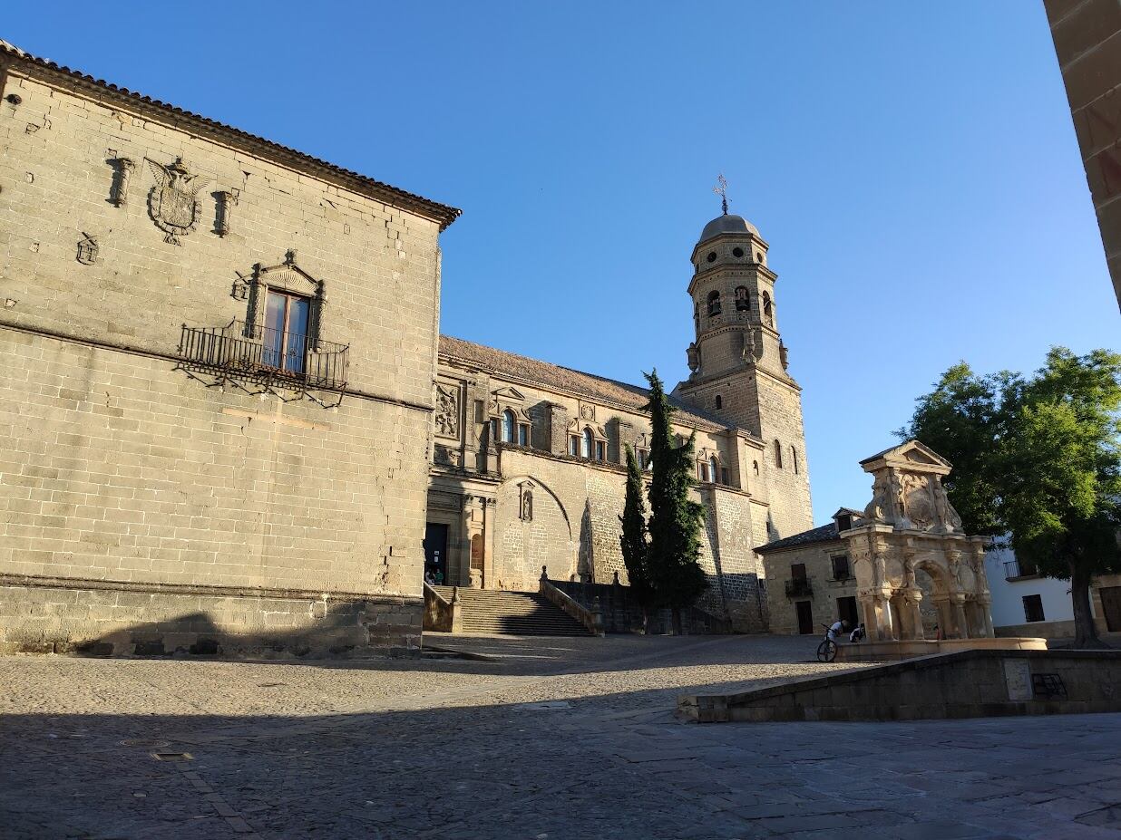 La Plaza de Santa María de Baeza durante una tarde soleada