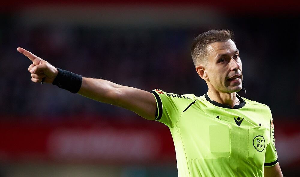 GRANADA, SPAIN - OCTOBER 28: Referee Cordero Vega reacts during the LaLiga Santander match between Granada CF and Getafe CF at Nuevo Estadio de Los Carmenes on October 28, 2021 in Granada, Spain. (Photo by Fran Santiago/Getty Images)