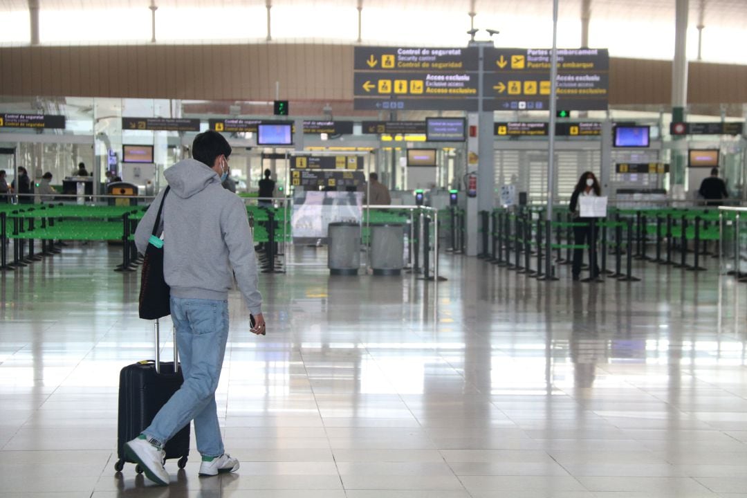 Un passatger a la T1 de l'aeroport del Prat