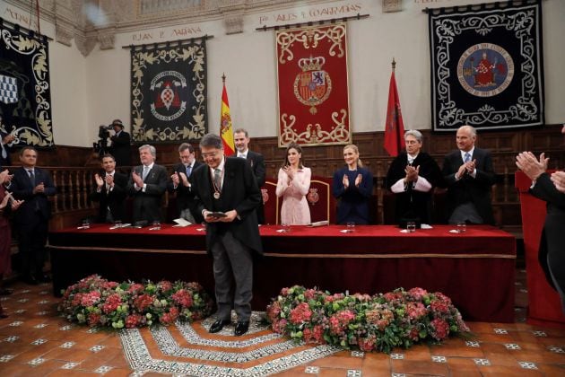 El escritor nicaragüense Sergio Ramírez (c), tras recibir de manos del rey Felipe la medalla y la escultura del Premio Cervantes.