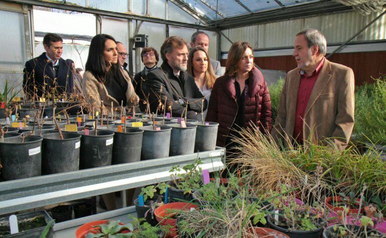 José Fiscal con Isabel Ambrosio y el resto de autoridades, atendiendo las indicaciones del director del Banco de Germoplasma, Esteban Hernández,  durante la visita a sus instalaciones en el Jardín Botánico de Córdoba