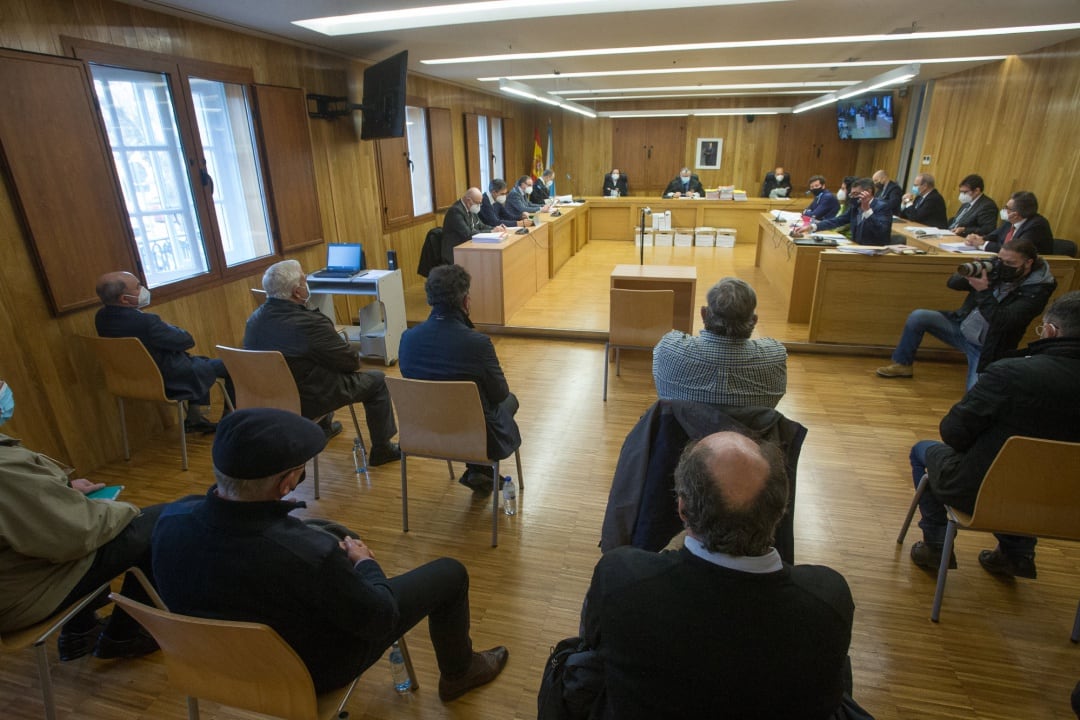 Asistentes a la primera sesión del juicio por la ‘Operación Pokémon’, en Lugo, Galicia, (España), a 23 de febrero de 2021.