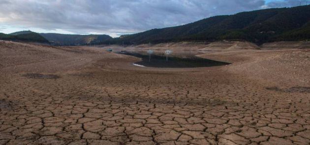 Imagen del nivel de agua de la reserva de Entrepeñas, cerca de Sacedón (Guadalajara), en noviembre de 2017.