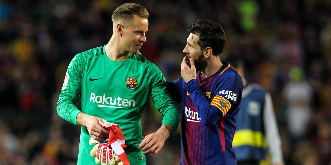 Messi y Ter Stegen conversan durante un partido de la recién acabada temporada