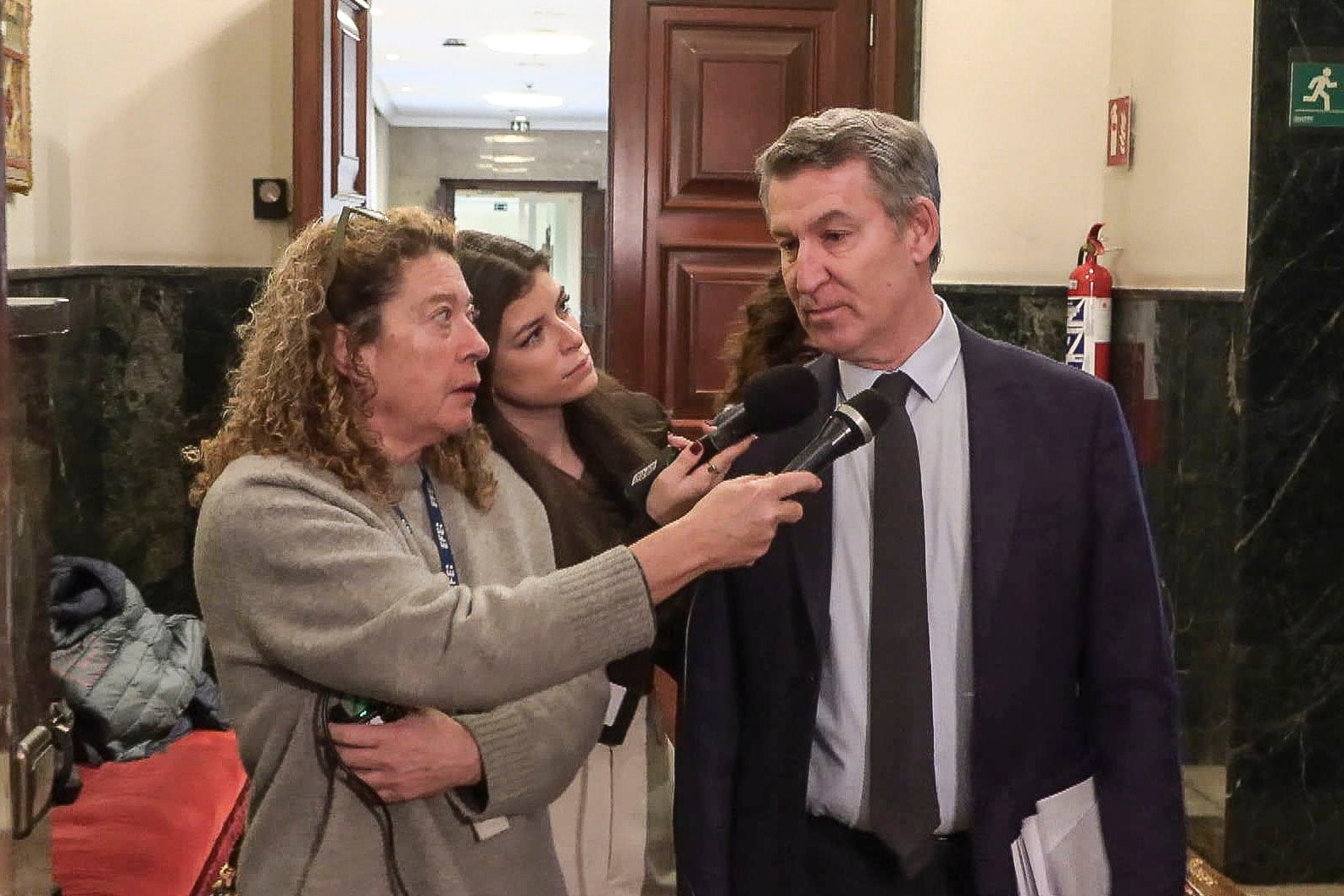 El presidente del PP, Alberto Núñez Feijóo, hace declaraciones a los medios a su llegada para declarar, en calidad de testigo y de forma telemática desde su despacho en el Congreso, ante la jueza que instruye la causa penal por la gestión de la DANA.