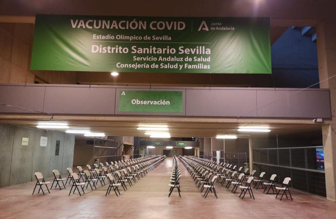Zona de espera para atender a las personas citadas para la vacunación contra la Covid-19 en el Estadio de La Cartuja