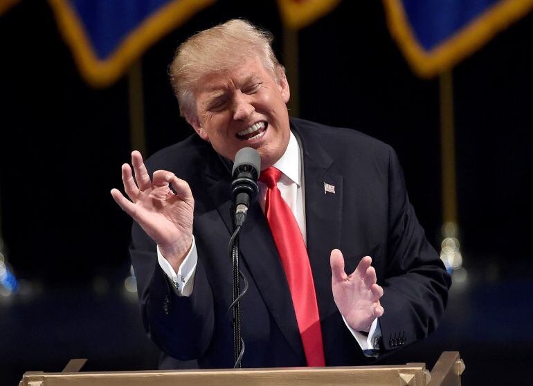 Trump gesticula, se enerva y retira acreditaciones a periodistas que no le gustan; y es candidato a uno de los nombres del verano.