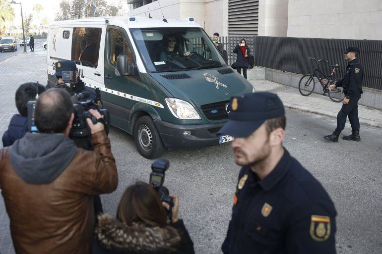 Un furgón de la Guardia Civil llega a la Ciudad de la Justicia de Valencia, donde el juzgado que investiga la supuesta trama de corrupción 