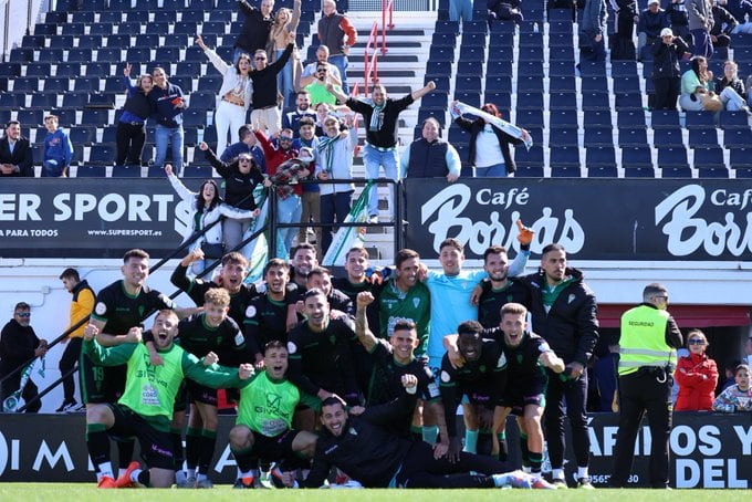 Los jugadores del Córdoba celebran el sufrido empate en Ceuta (Prensa CCF)