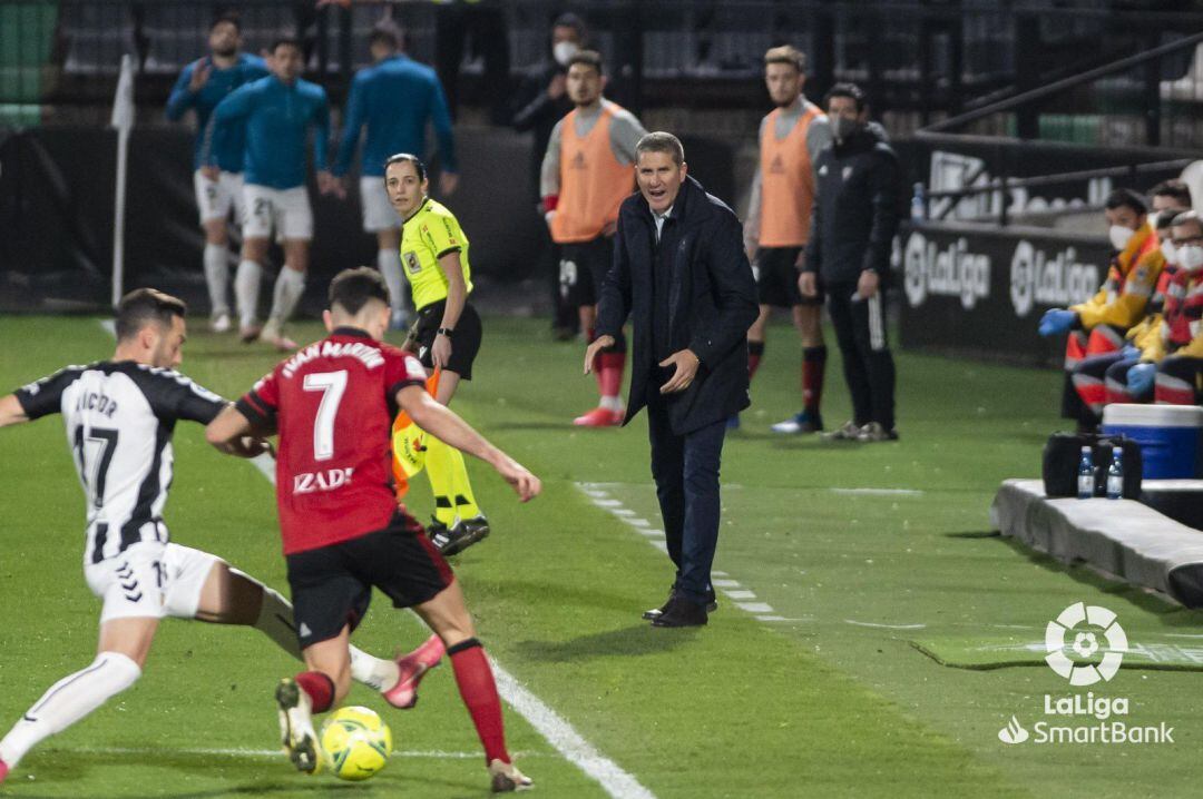 Garrido alienta a sus jugadores desde la banda