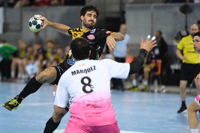 Simonet intenta un lanzamiento a puerta