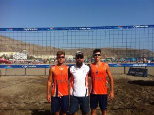 El seleccionador Juan J. Chinchilla flanqueado por sus jugadores