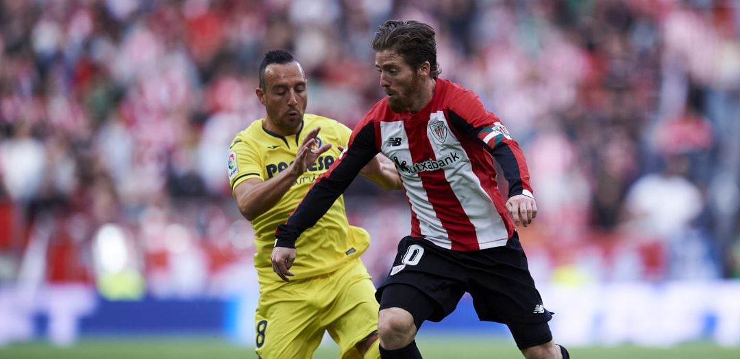 Muniain y Cazorla, durante un partido entre el Villarreal y el Athletic, dos de los equipos que jugarán las cuatro jornadas en solo 10 días