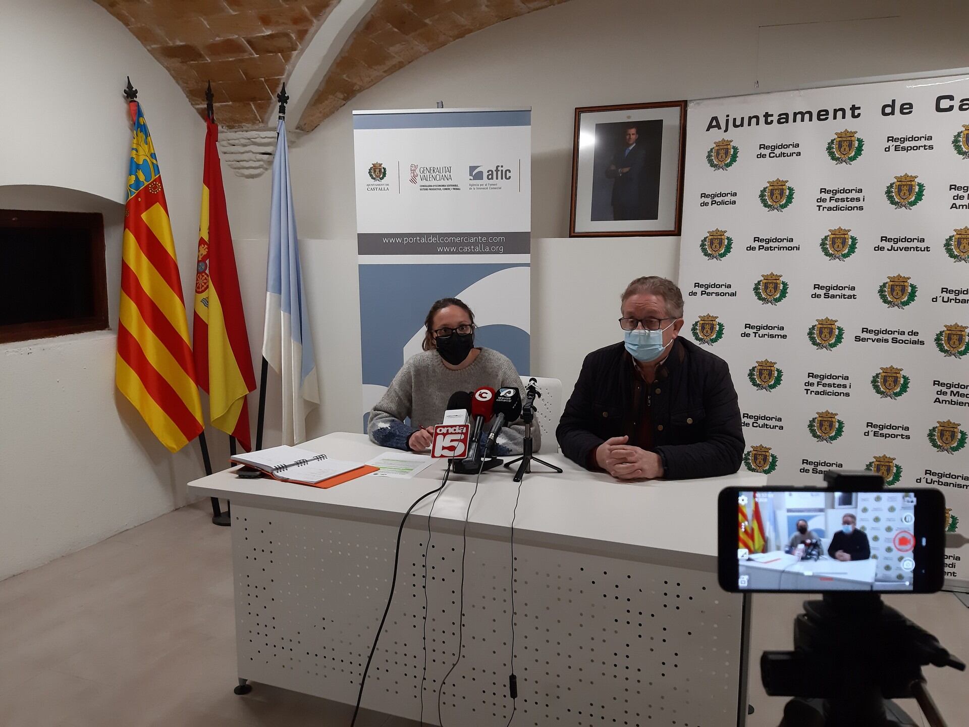 Gema Sánchez, edil de Hacienda, y Antonio Bernabeu, alcalde de Castalla, presentando la licitación para la celebración de la Fira de Sant Isidre.