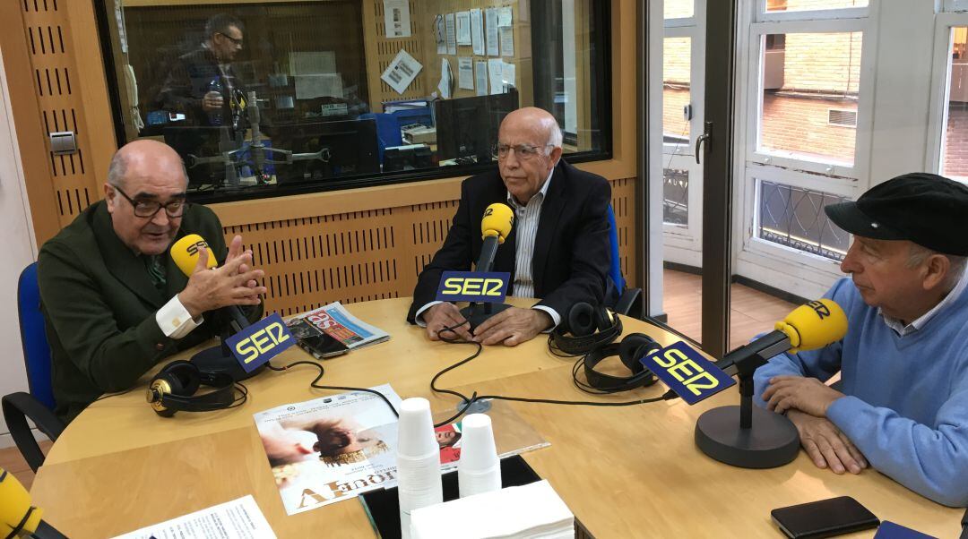 Juan Ramón Calero, José Ignacio Gras y Antonio Bódalo, durante la emisión de la 'tertulia de sabios' en Hoy por hoy