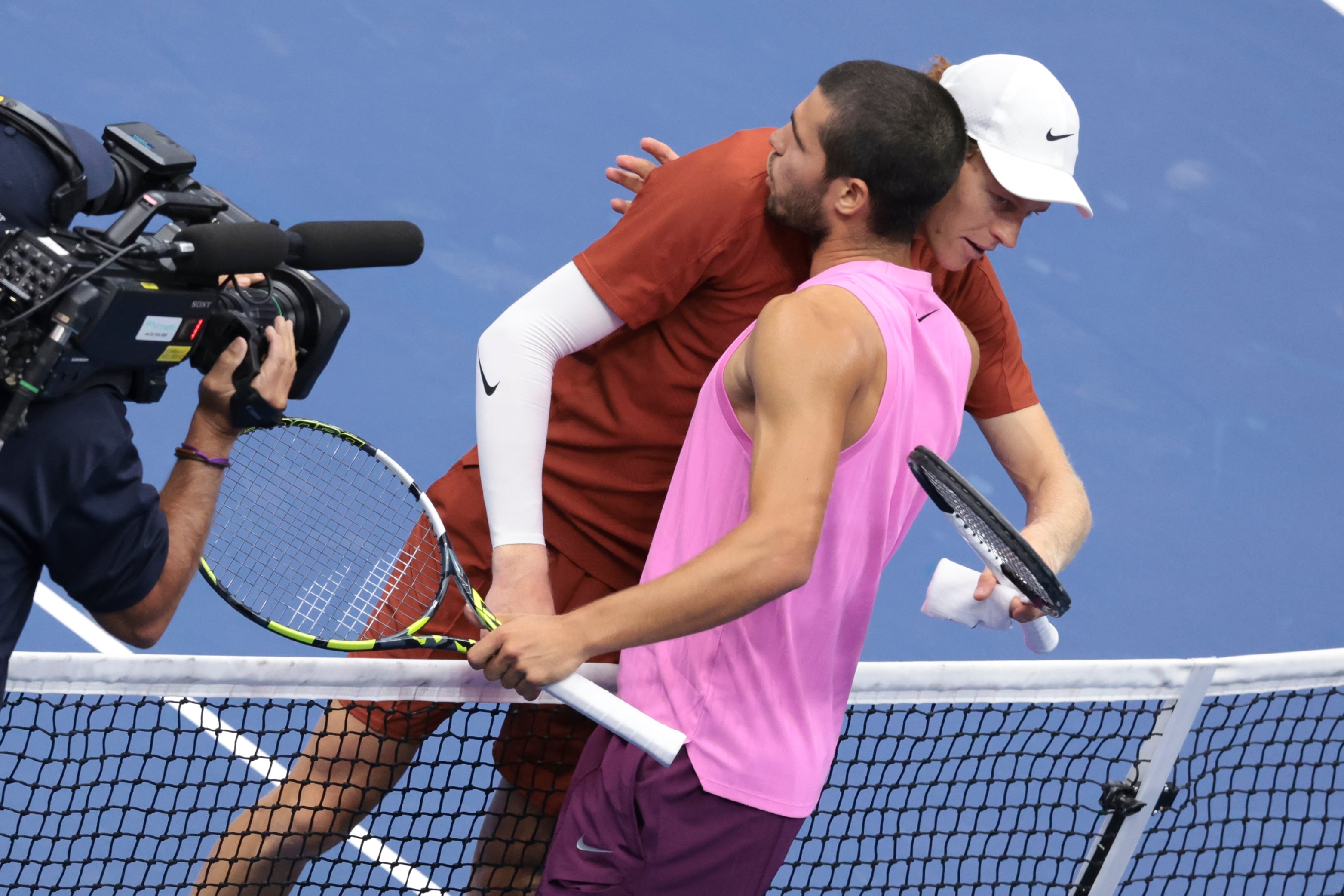 Jannik Sinner y Carlos Alcaraz se saludan a pie de pista