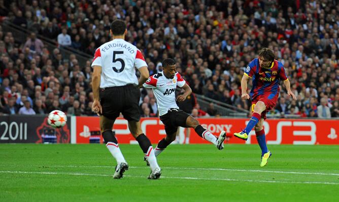 El jugador del FC Barcelona Lionel Messi (c) realiza una anotación ante el Manchester United hoy, sábado 28 de mayo de 2011, durante la final de la Liga de Campeones en el estadio de Wembley en Londres