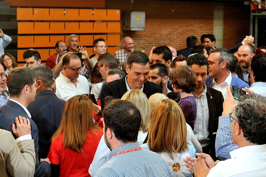 El presidente del Gobierno en funciones, Pedro Sánchez, saluda a simpatizantes a su llegada al acto electoral celebrado esta tarde en el Pabellón de la Feria de Albacete.