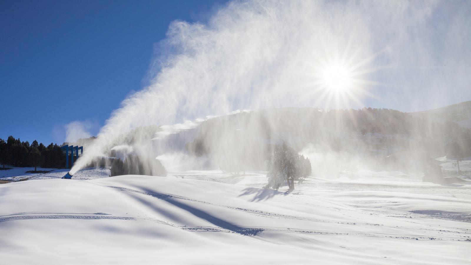 Canons de neu en ple funcionament a Grandvalira.
