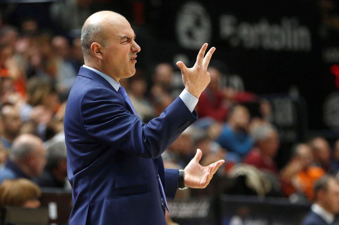 El entrenador del Valencia Basket Jaume Ponsarnau durante el partido de la novena jornada de Eurocopa que Valencia Basket y Zenith de San Petersburgo disputan esta noche en la Fuente de San Luis, en Valencia.