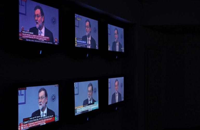 Monitores muestran en la sede de génova al líder del PP, Mariano Rajoy.