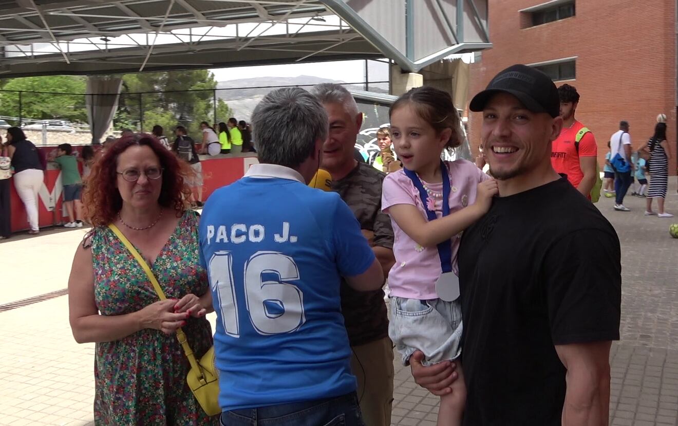 Néstor Abad con parte de su familia en Alcoy