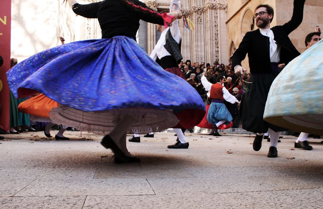 Personas bailando ball de bot 