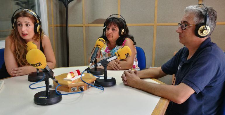 Nazaret Rodríguez, junto a Mati y Miguel, familia de acogida de Huelva. 