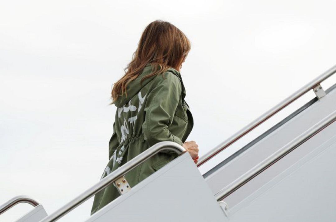 La chaqueta con la que Melania Trump subió al avión