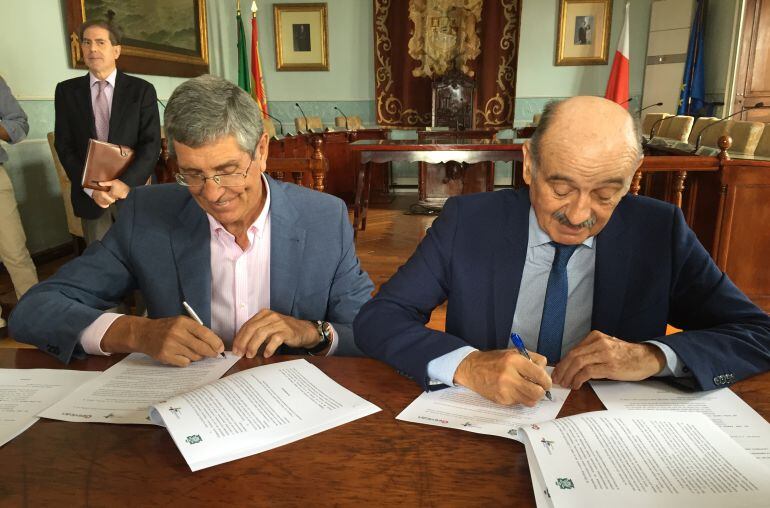 Ángel Díaz Munío y José María Mazón firman el convenio.