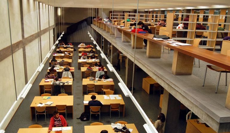 Jóvenes estudiando en una biblioteca salmantina