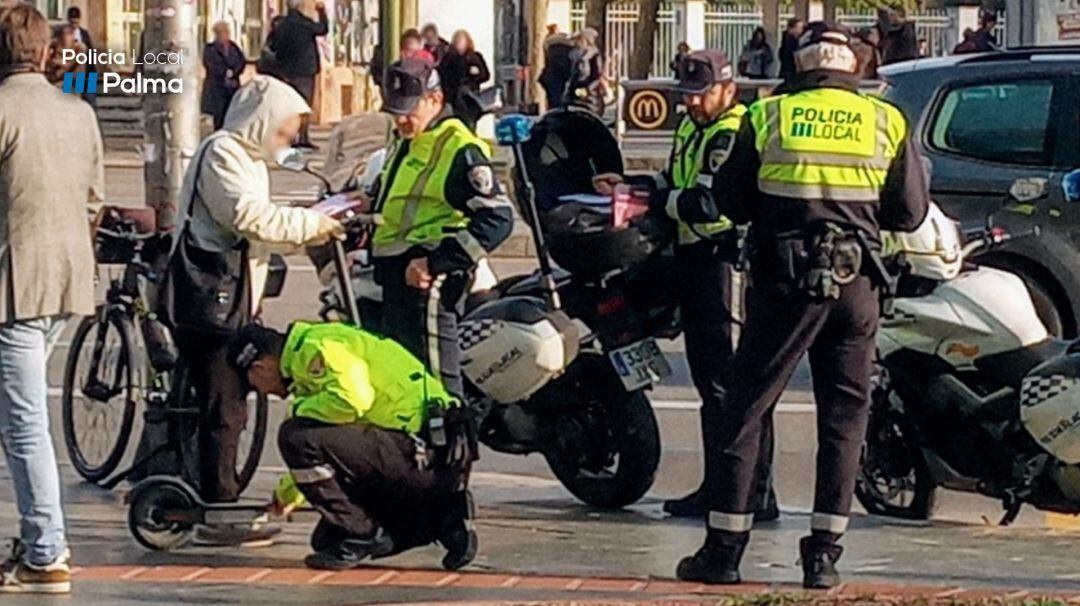 Policías de Palma realizan un control de patinetes