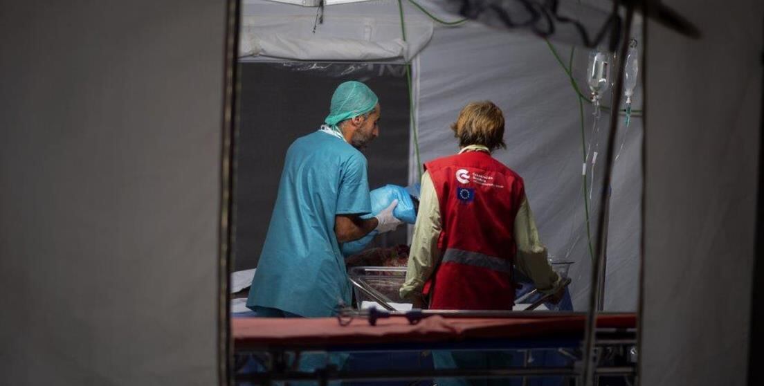 Personal sanitario del equipo START durante su labor en el hospital de campaña instalado en Dondo (Mozambique) en abril de 2019