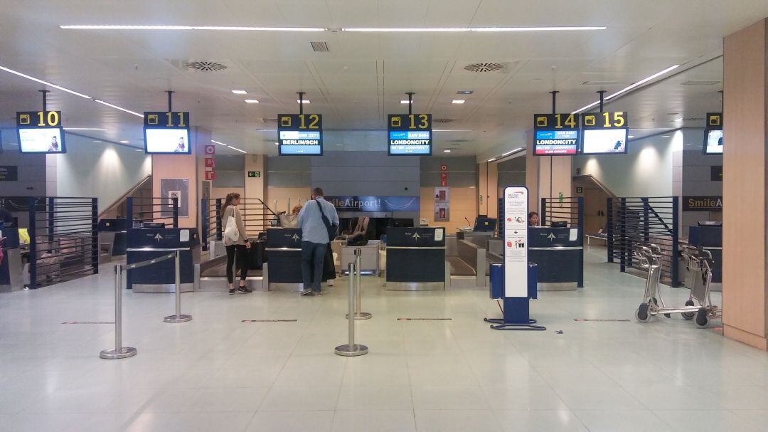 Mostradores de facturación en el aeropuerto de Ibiza.