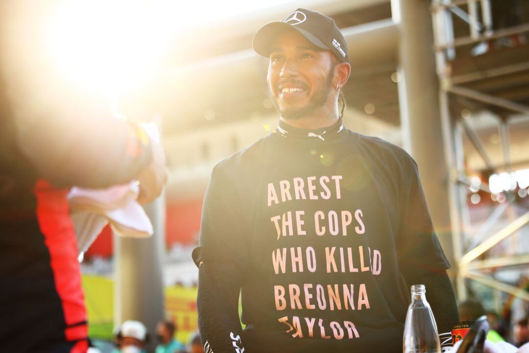 Hamilton, con una camiseta pidiendo el arresto de los policías que mataron a Breonna Taylor. 