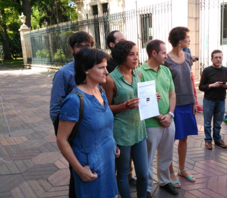 Dirigentes de Podemos, IU-Ezker Anitza y Equo, minutos después de inscribir la coalición en la Junta Electoral