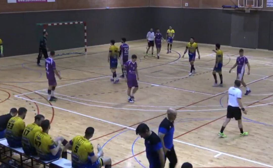 Momento en el que los árbitros pitan el final del encuentro en Barcelona confirmando una nueva derrota del equipo ribereño.