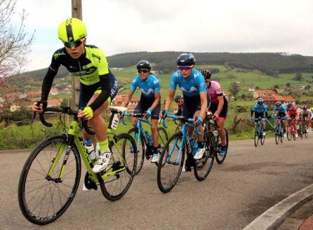 Sara Martín durante una prueba de la pasada temporada por delante de varias corredoras del Movistar Team.