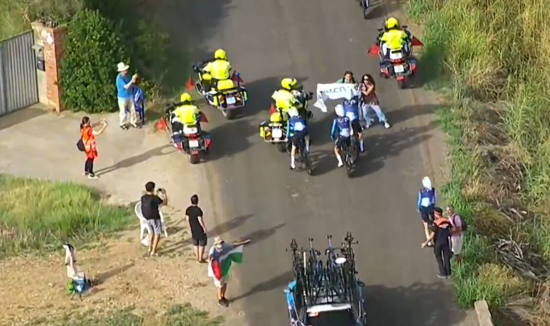 Un grupo de activistas trata de paralizar la quinta etapa de La Vuelta 2025