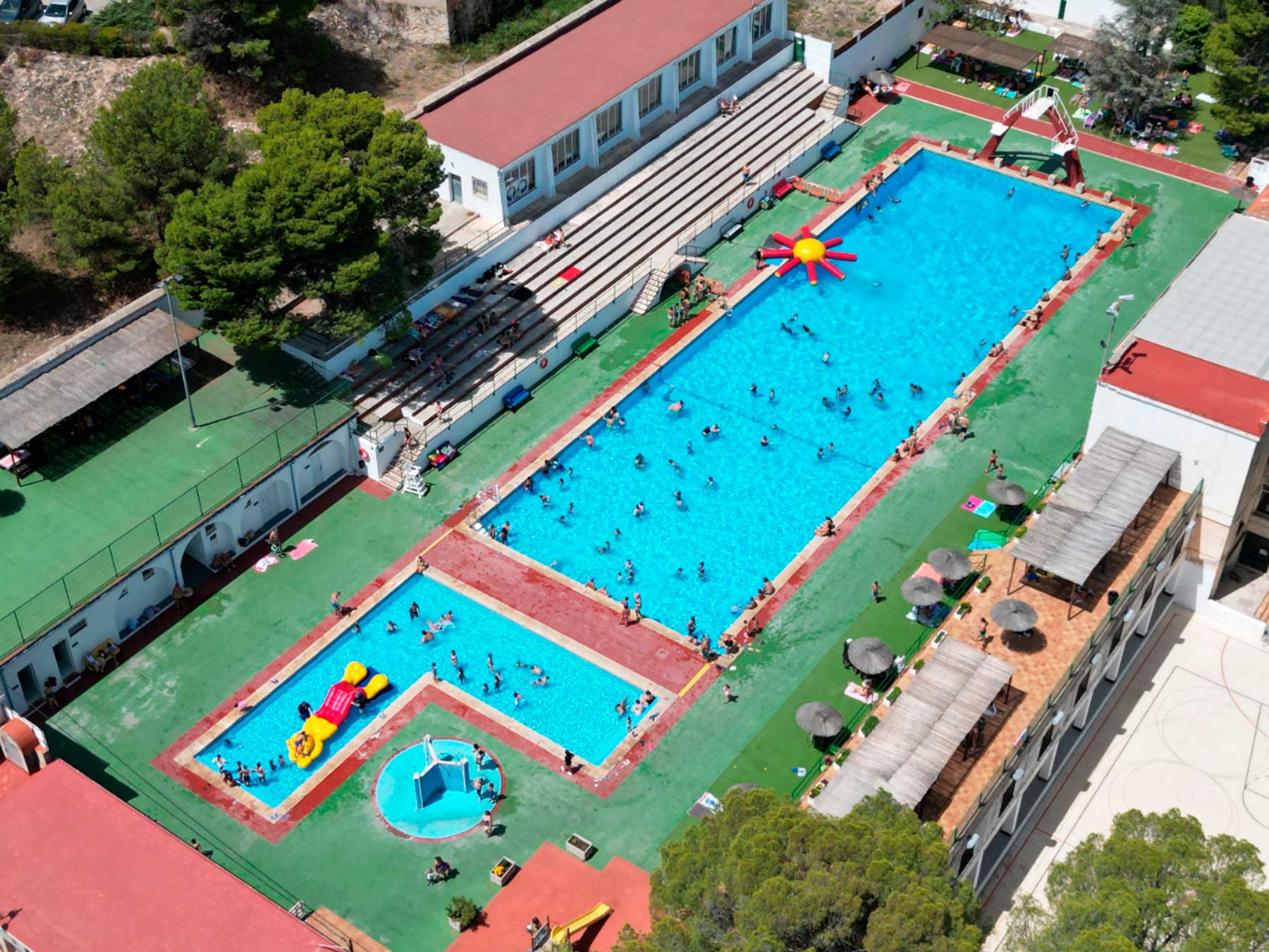Vista aérea de la piscina municipal José Trenzano Alós