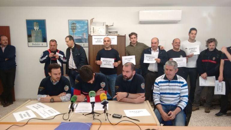 Bomberos durante de sus convocatorias de prensa protestando ante la situación del servicio